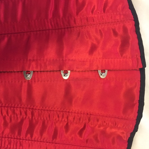 Red satin corset size 24 - Picture 4 of 9